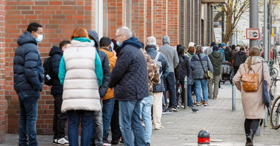 Eine lange Schlange von Impfwilligen wartet vor einem Impfzentrum in Hamburg, um dort das offene Impfangebot wahrzunehmen.