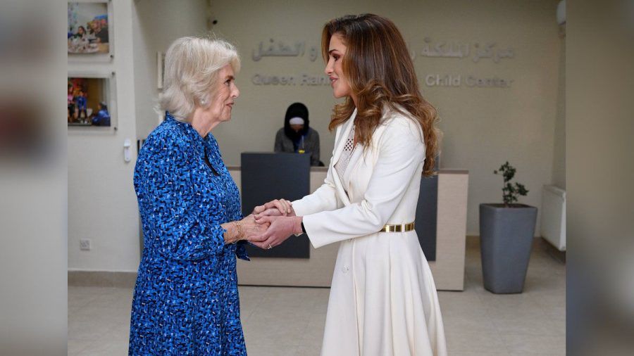 Herzogin Camilla und Königin Rania bei ihrem Besuch im Familienzentrum. (mia/spot)