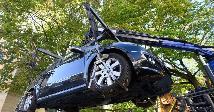Wer sein Auto widerrechtlich auf Privatparkplätzen abstellt, muss damit rechnen, abgeschleppt zu werden und die Kosten dafür tragen zu müssen. In einem speziellen Fall allerdings wurde davon abgesehen.