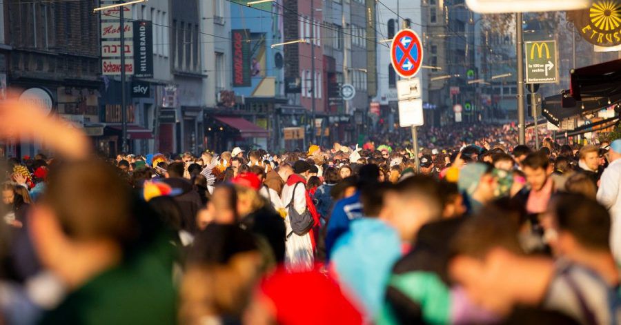Karnevalsauftakt in Köln: Menschen feiern in dem 2G-Bereich um den Zülpicher Platz.
