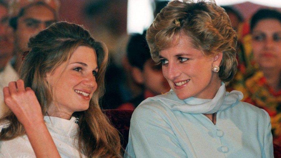 Jemima Khan (l.) und Prinzessin Diana 1996 bei einem Besuch in Pakistan. (smi/spot)