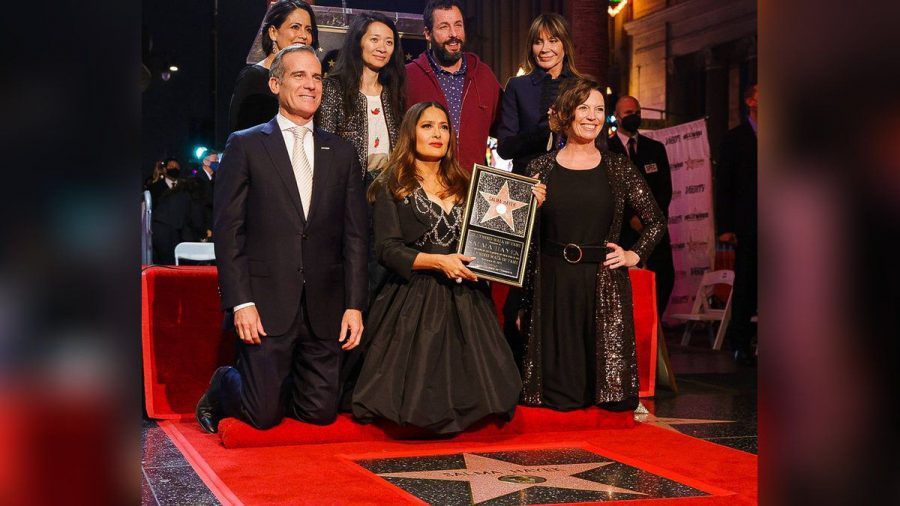 Salma Hayek mit den Gästen bei ihrer Stern-Verleihung auf dem Walk of Fame. (jom/spot)