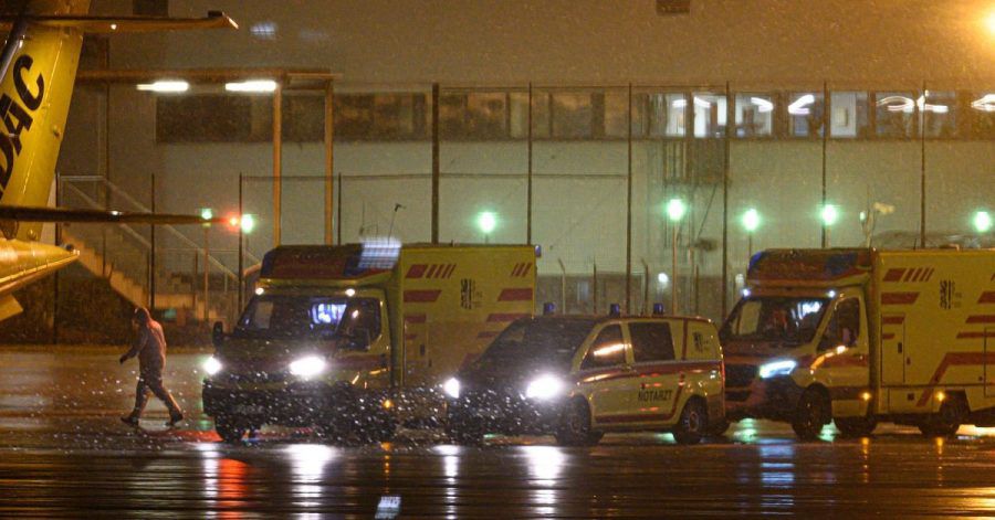 Zwei Rettungswagen mit Corona-Patienten, die nach Bremen ausgeflogen werden, stehen in der Nacht auf dem Flufhafen Dresden International.