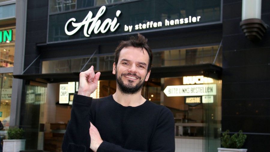 Er kommt finanziell zurecht: Steffen Henssler vor seinem Hamburger Restaurant „Ahoi“