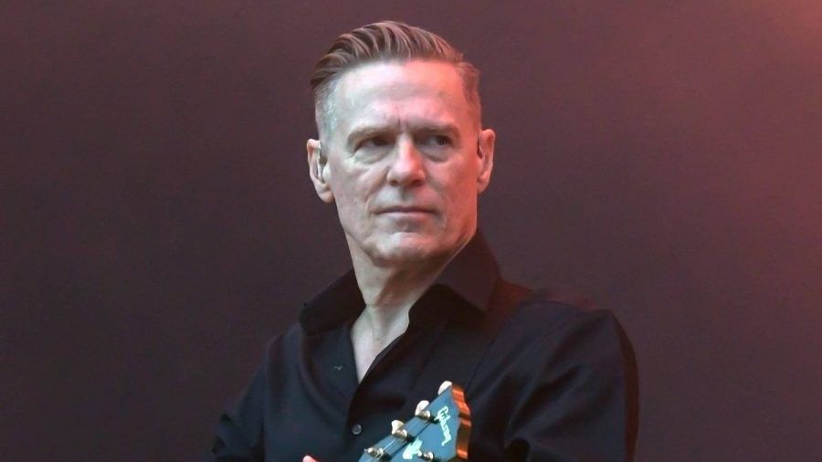 Bryan Adams musste seinen Auftritt bei Tina Turners Aufnahme in die Rock and Roll Hall of Fame kurzfristig absagen. (aha/spot)