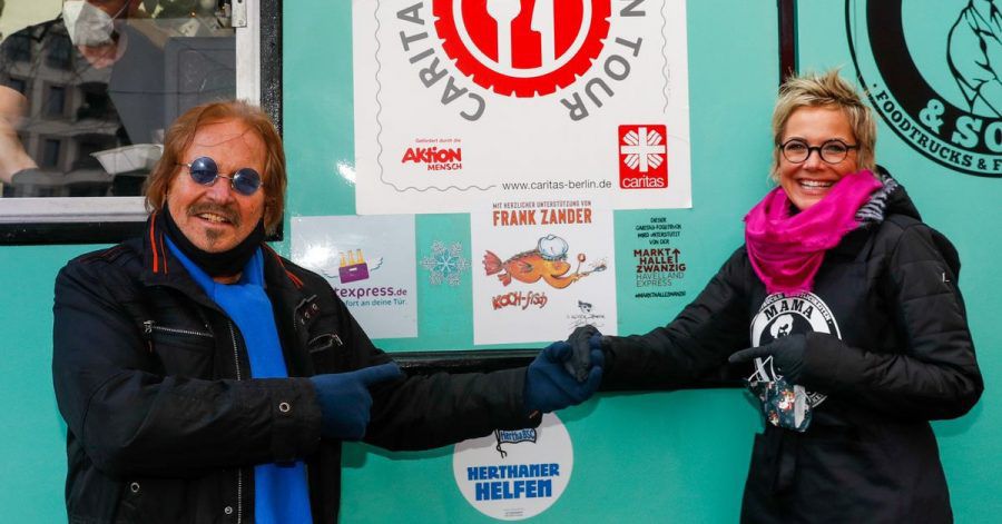 Frank Zander (l) und Inka Bause kümmern sich in Berlin um Obdachlose.