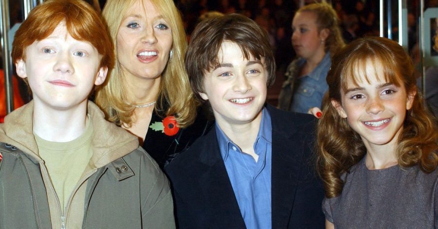 Die Schauspieler Rupert Grint (vorn, l-r), Daniel Radcliffe und Emma Watson und die Autorin J. K. Rowling bei der Weltpremiere des ersten Harry-Potter-Films "Harry Potter und der Stein der Weisen" in London vor 20 Jahren.