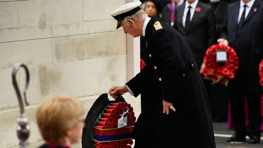 Prinz Charles legte am Sonntag am "Cenotaph" einen Kranz nieder. (wue/spot)