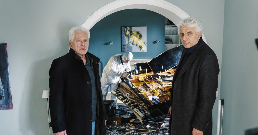 Ivo Batic (Miroslav Nemec, l) und Franz Leitmayr (Udo Wachtveitl) fragen sich, wer den Flügel zerstört haben könnte.