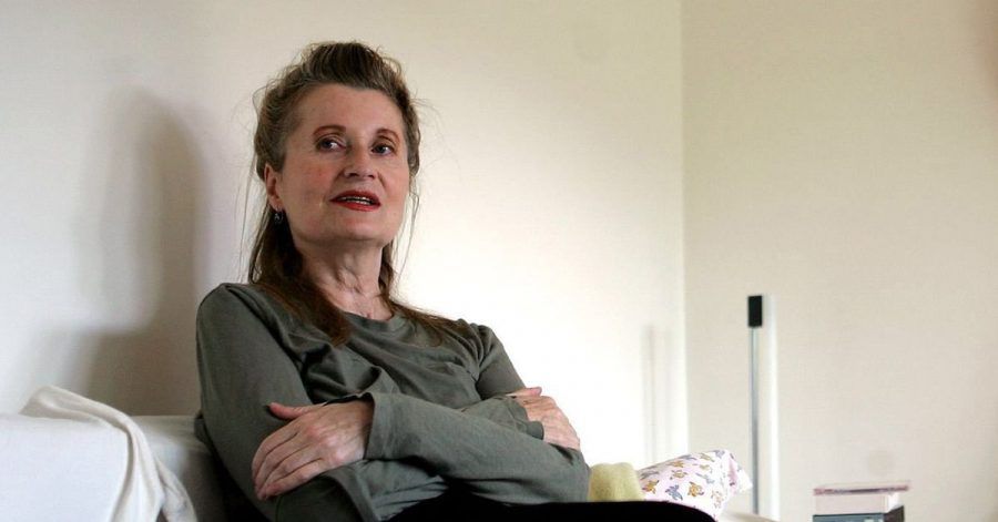 Elfriede Jelinek in ihrem Haus in Wien. Die öffentlichkeitsscheue Autorin und Dramatikerin hat den Theaterpreis Nestroy für ihr Lebenswerk erhalten.