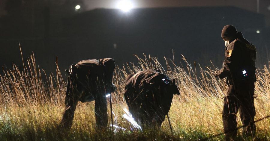 Polizisten durchsuchen ein Waldgebiet. Am Vormittag war in der Nähe eine 16-Jährige tot aufgefunden worden.