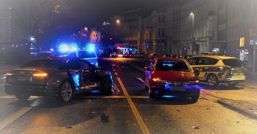 Bei einem mutmaßlichen Rennen hat ein Autofahrer in Aachen einen Zusammenstoß verursacht, bei dem vier Menschen verletzt wurden.