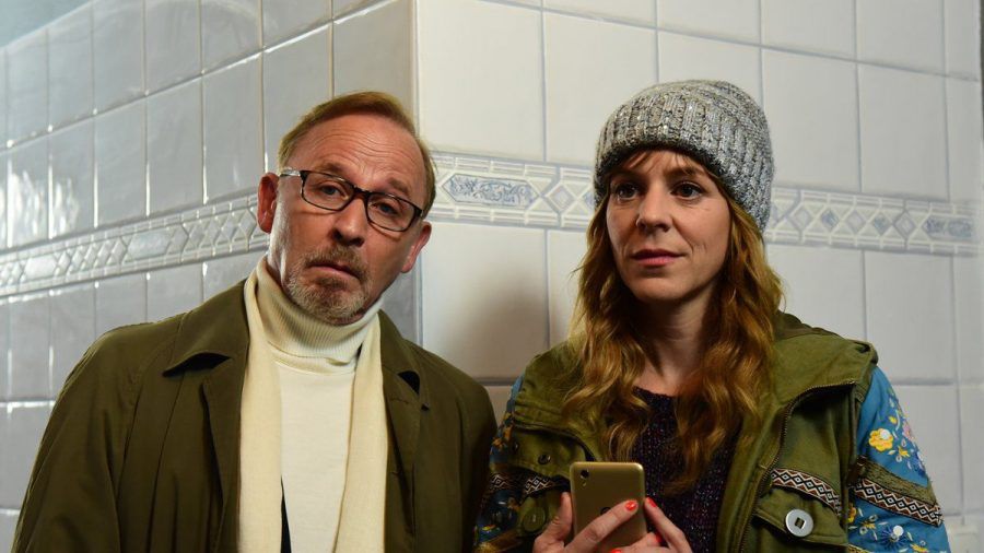 "München Mord: Ausnahmezustand": Ludwig Schaller (Alexander Held) und Angelika Flierl (Bernadette Heerwagen) am Tatort. (cg/spot)
