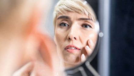 Angela Merkel bei Nike erwischt: Sie interessiert sich für das Modell "Air Force 1"