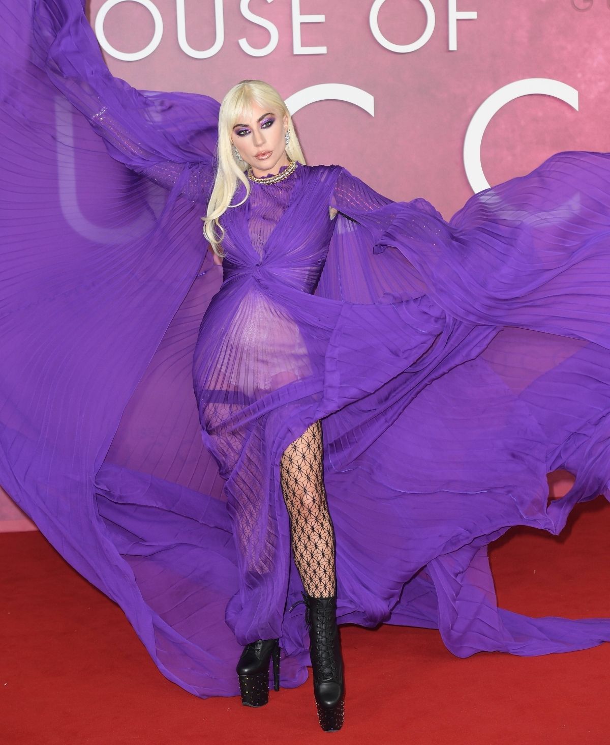 Höschenblitzer und Hauch aus Violett: Lady Gaga bei „House of Gucci“-Premiere