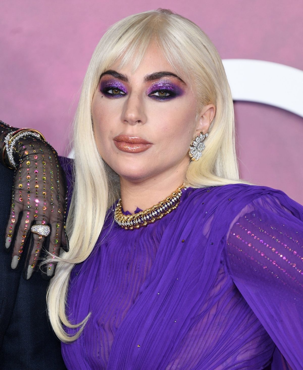 Höschenblitzer und Hauch aus Violett: Lady Gaga bei „House of Gucci“-Premiere