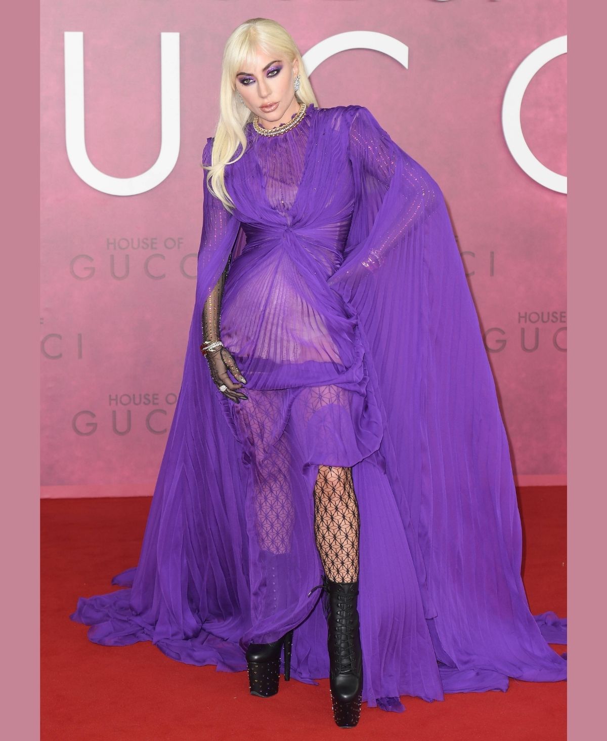 Höschenblitzer und Hauch aus Violett: Lady Gaga bei „House of Gucci“-Premiere