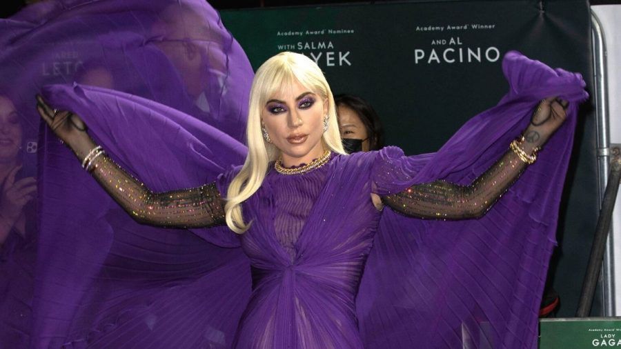 Höschenblitzer und Hauch aus Violett: Lady Gaga bei „House of Gucci“-Premiere
