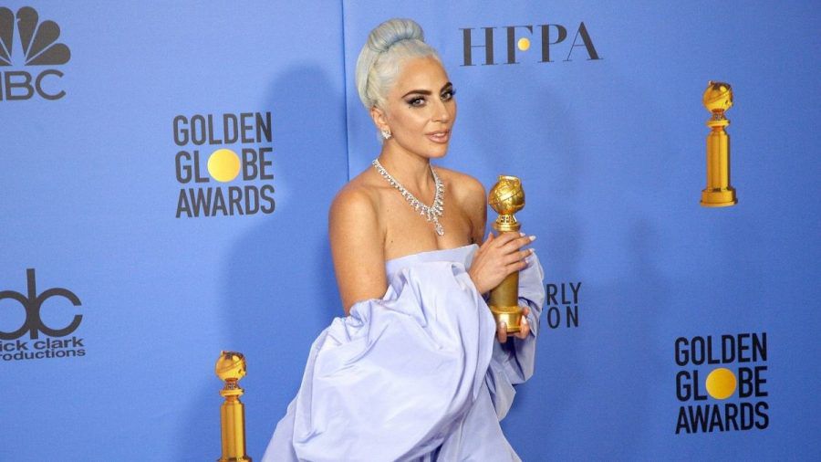 Lady Gaga mit ihrem Golden Globe für „A Star is Born“