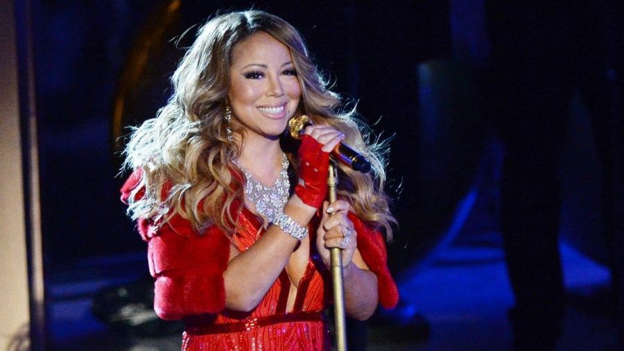 Mariah Carey liebt funkelnde rote Weihnachtskleider.