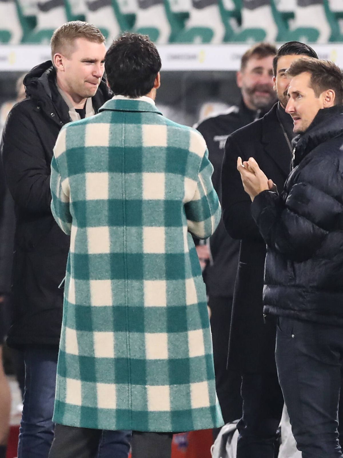 Mats Hummels amüsiert im großkarierten Wolldecken-Monster