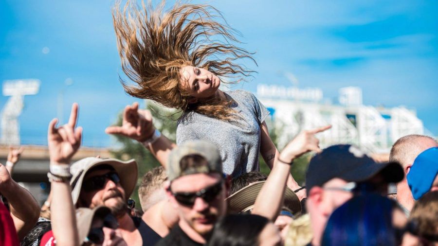 Sängerin pinkelt Fan bei Rockfestival aufs Gesicht