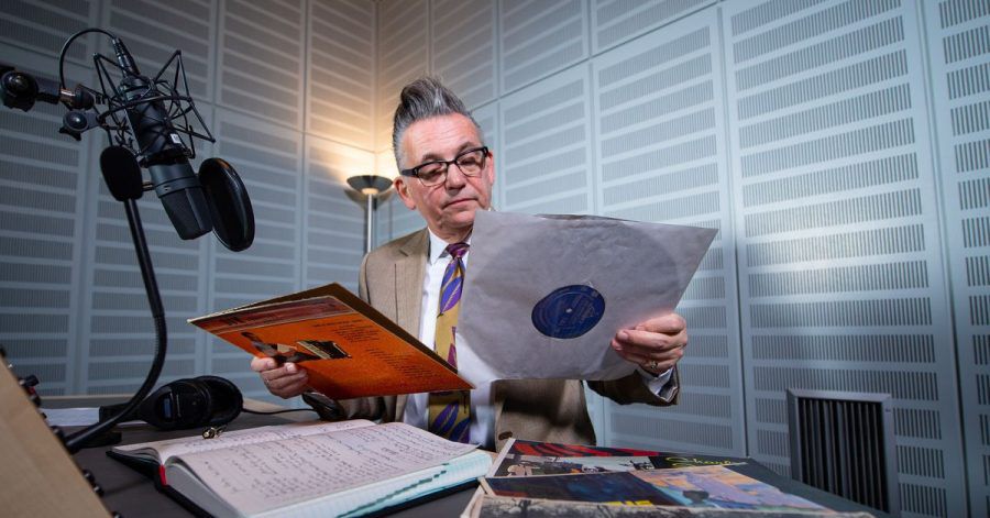 Götz Alsmann mit Platten im Tonstudio.