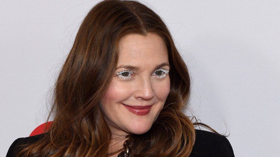 Drew Barrymore setzte am Freitag auf ein auffälliges Augen-Make-up. (jom/spot)