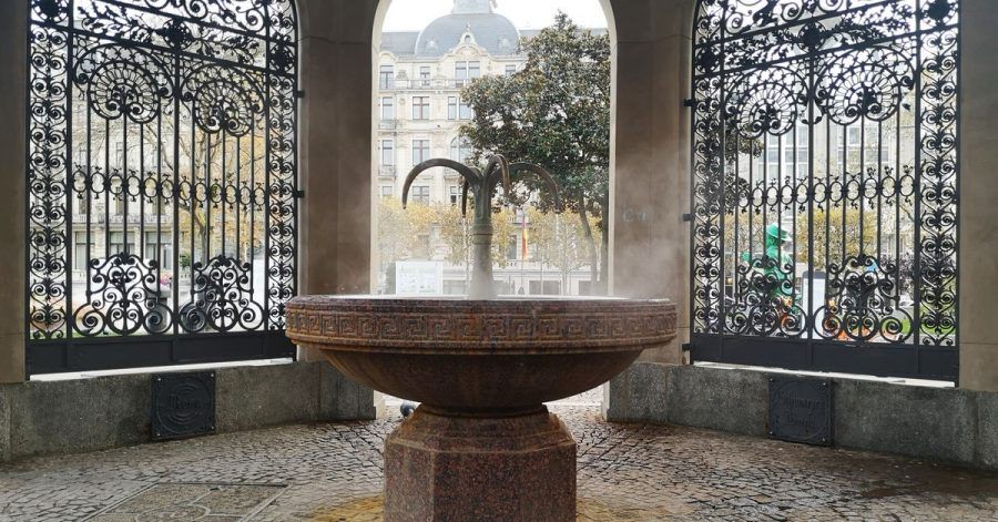Am Kochbrunnen bedienten sich einst die Kurgäste Wiesbadens - manche tranken bis zu vier Liter am Tag.