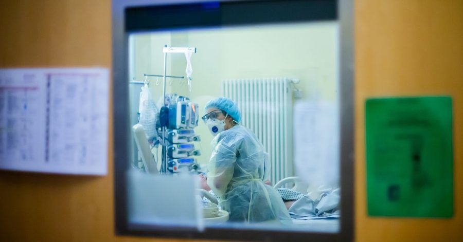 Eine Assistenzärztin betreut auf der Intensivstation des Gemeinschaftskrankenhauses Havelhöhe einen Covid-19-Patienten.