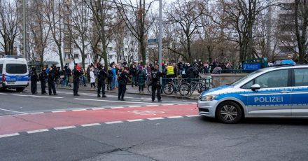 60 bis 70 Menschen demonstrierten am Moritzplatz gegen die Corona-Maßnahmen.