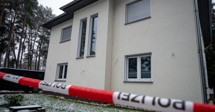 Das Einfamilienhaus in Senzig, einem Ortsteil der Stadt Königs Wusterhausen im Landkreis Dahme-Spreewald, ist abgesperrt. Die Polizei hat dort fünf Tote in einem Wohnhaus gefunden.