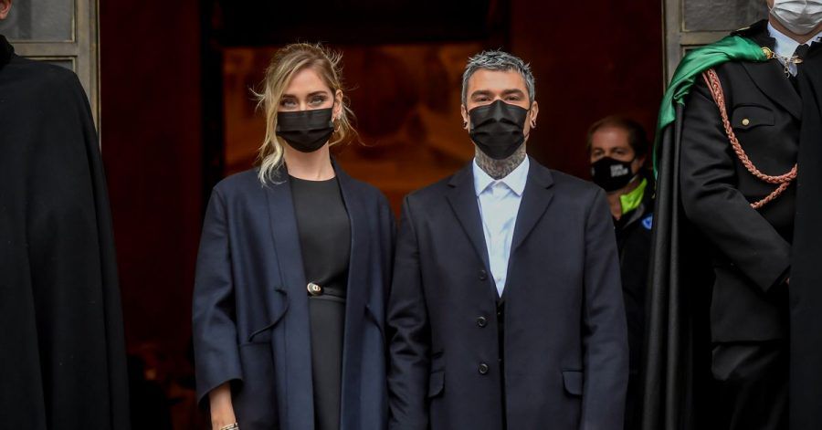 Chiara Ferragni und Fedez stehen vor dem Rathaus bei der Auszeichnung «Ambrogino d'oro», die sie für den Einsatz im Kampf gegen die Corona-Pandemie verliehen bekommen haben.