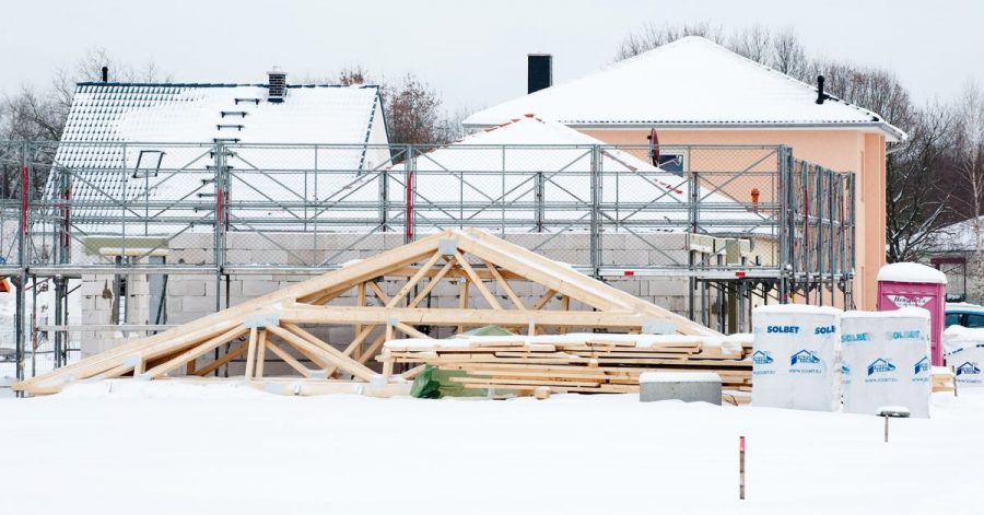 Nicht immer muss der Hausbau bei schlechter Witterung im Winter stoppen. Aber tiefe Minusgrade können Auswirkungen auf die Baustoffe haben.