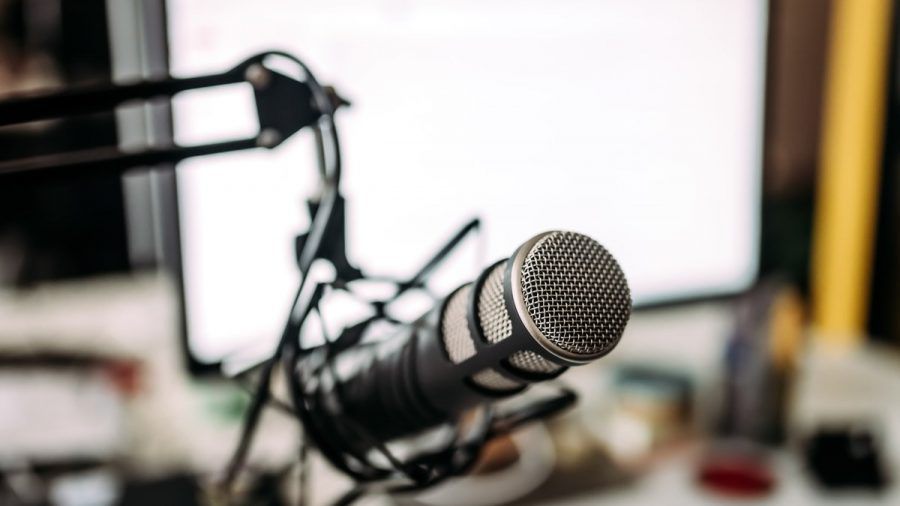 Ein Mikrofon und das Internet sind genug, um einen Podcast ins Leben zu rufen. (elm/spot)