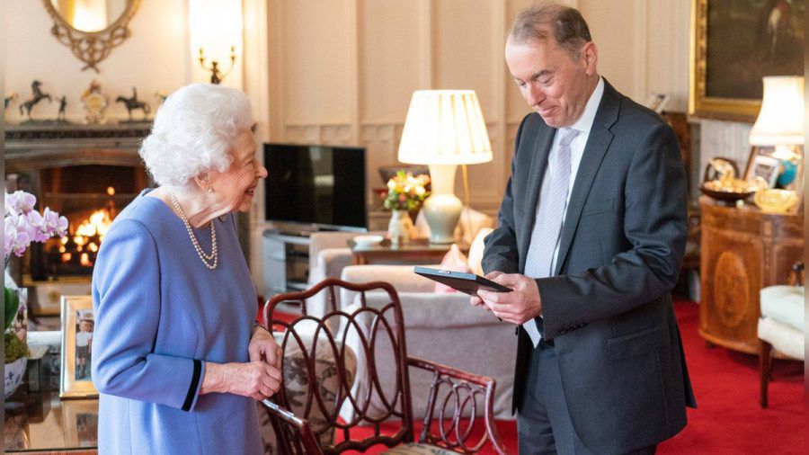 Queen Elizabeth II. und Thomas Trotter im Oak Room. (mia/spot)