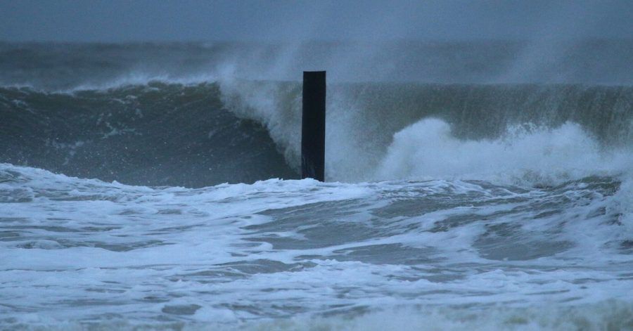 Vom Sturm aufgepeitschte Wellen türmen sich vor dem Norderneyer Strand «Am Cornelius» auf.