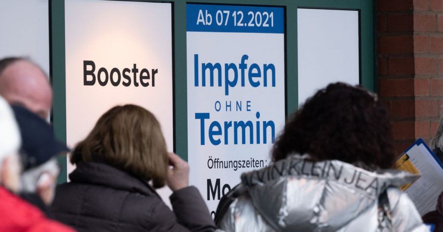 Menschen stehen in einer Schlange und warten auf eine Impfung gegen das Corona-Virus. (Archivbild)