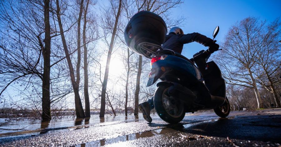 Rutschige Angelegenheit: Wer im Winter auf seinen Motorroller angewiesen ist, muss stets den aktuellen Zustand der Fahrbahn beobachten - und notfalls absteigen.