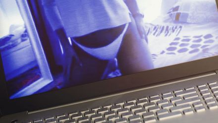 Paar geht versehentlich live auf Facebook und streamt sich beim Sex