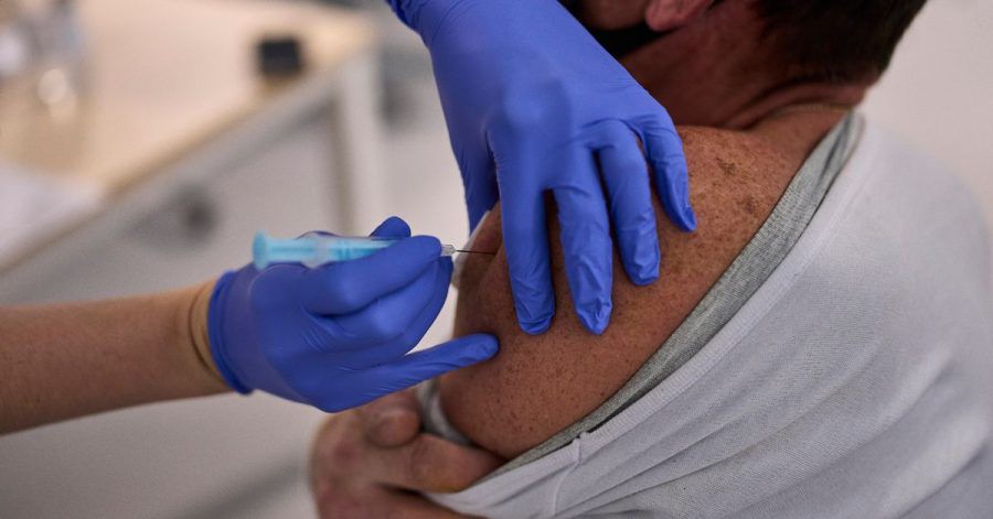 Ein Mann erhält in einem Madrider Krankenhaus den Impfstoff von Moderna. In Spanien und Portugal können jetzt auch Fünf- bis Elfjährige gegen Covid-19 geimpft werden.