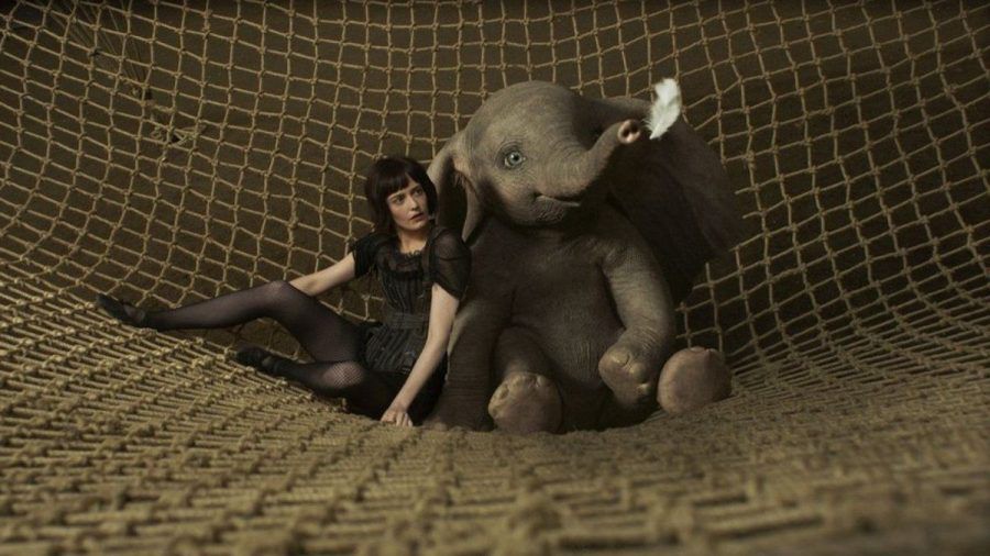 "Dumbo": Die Akrobatin Colette Marchant (Eva Green) mit dem großohrigen Elefantenbaby. (cg/spot)