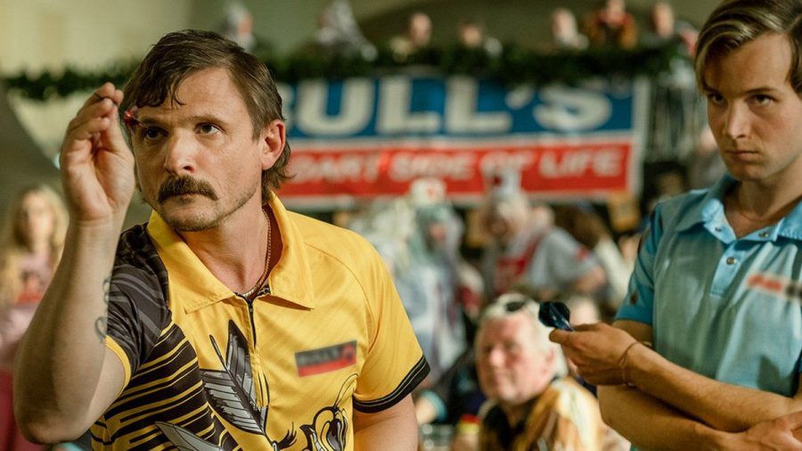 Florian Lukas (li.) spielt Dartprofi Eddie, Leonard Scheicher (re.) seinen Ziehsohn Kevin. (jom/spot)