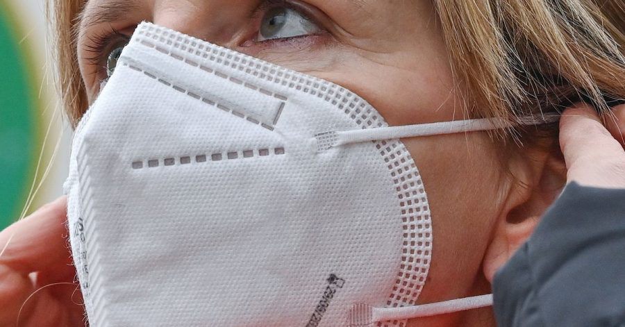 Für optimalen Schutz muss der Nasenbügel zu einem «abgerundeten W» geformt werden, so dass er auf die Nasenflügel drückt.