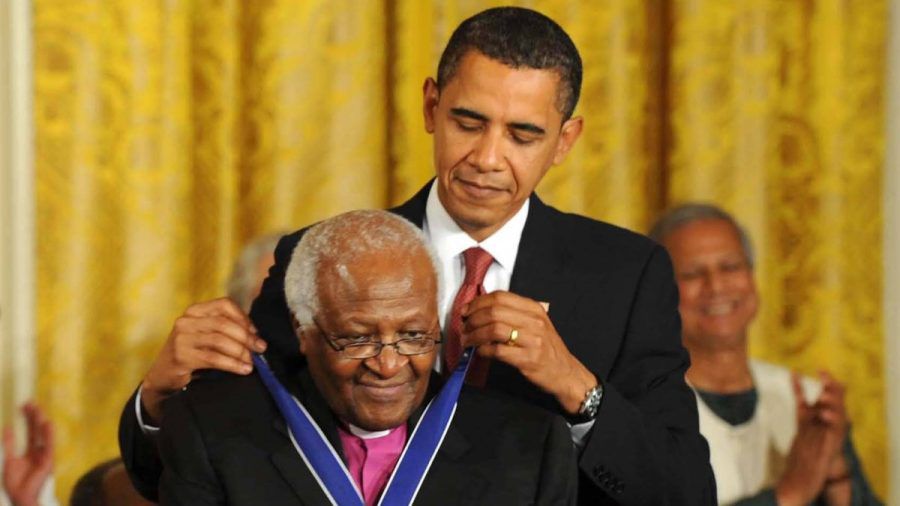 Barack Obama zeichnete Desmond Tutu 2009 mit der Freiheitsmedaille des Präsidenten aus. (stk/spot)