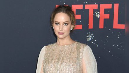 Schauspielerin Jennifer Lawrence setzt auf einen Beauty-Trend: Shiny Gloss! (kms/spot)