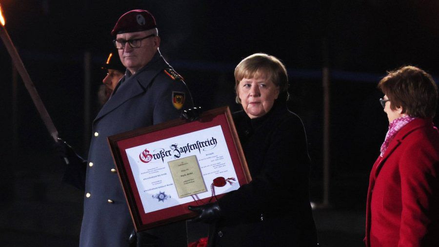 Angela Merkel wurde am Donnerstag mit dem Großen Zapfenstreich gebührend verabschiedet. (eee/spot)