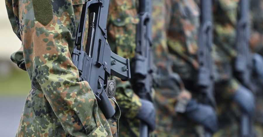 Soldaten der Bundeswehr bei einem Apell. Auf einem Truppenübungsplatz in Niedersachsen sind bei einem Unfall zwei Männer ums Leben gekommen