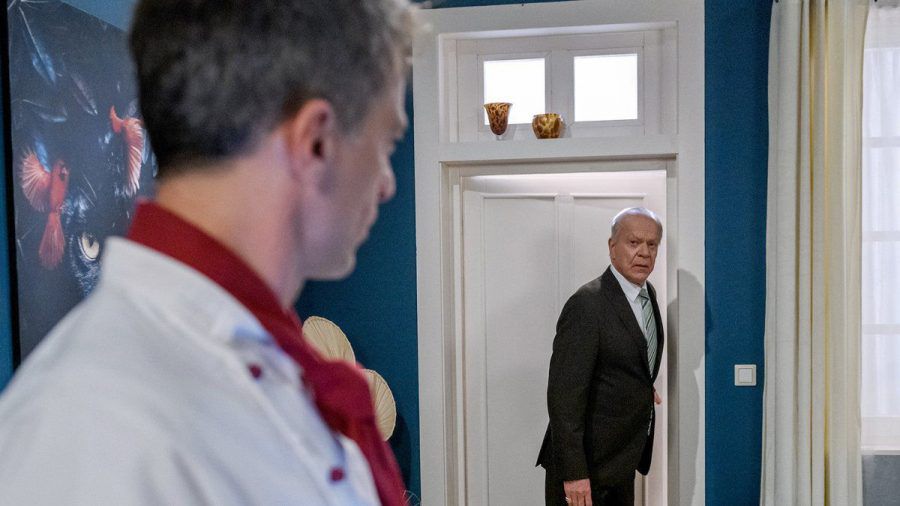 "Sturm der Liebe": Werner (r.) wird von Robert in Arianes Zimmer ertappt. (cg/spot)