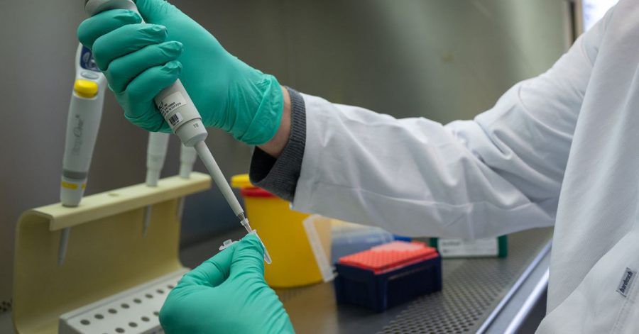 Ein Forscher zeigt im Landesgesundheitsamt Baden-Württemberg, wie ein PCR-Test für die Analyse auf Mutationen des Coronavirus vorbereitet wird.